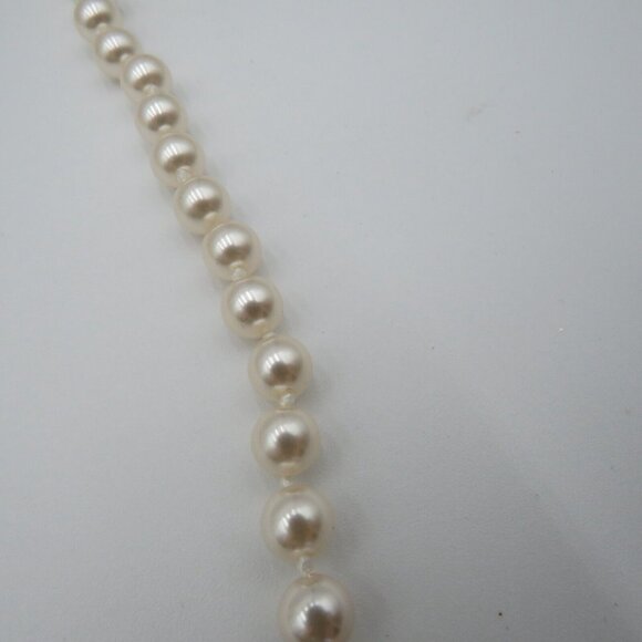 Roman Necklace RMN Hand Knotted Simulated Pearl 24" White Luster Gold Tone - Picture 6 of 7
